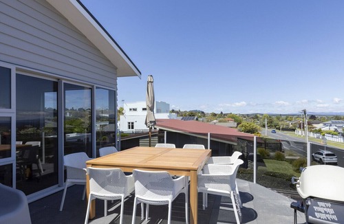 Taupo House | Mere Magic with Water Views - central location near lake front