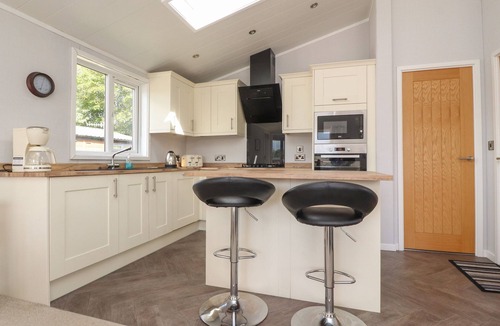 Tewitfield Cottage | MERESIDE, family friendly, with pool in Carnforth