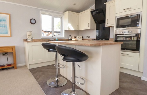 Tewitfield Cottage | MERESIDE, family friendly, with pool in Carnforth