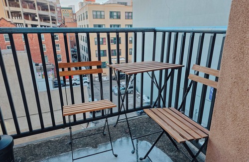 Market East Apartment | Meridian/King Bed/Elevator/Convention Center