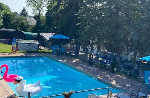 Prince Edward Ski Chalet | Merland Park Cottages - Muskey Mansion