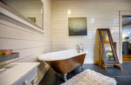 Broken Bow House | Merlot Mountain By The Cohost Company