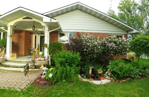 Portland Bed & Breakfast | MERLOT SUNSET-SIMPLE room for SOLO TRAVELLER or for 2 Adults, passing thru