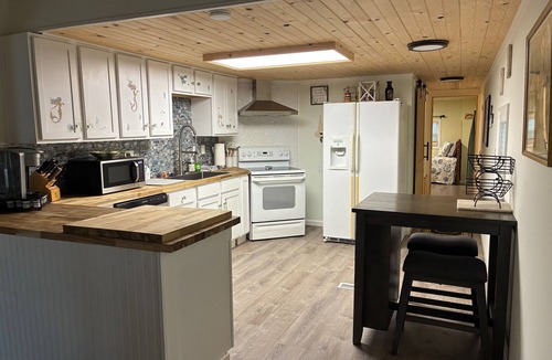 Homosassa House | Mermaid Cove & Flip Flop Tiki, boat dock, access to homosassa river, waterfront.