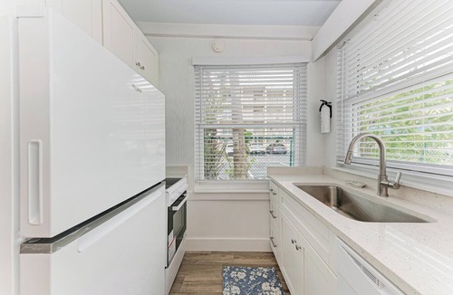 Sarasota Cottage | Mermaid for a Day | Your Lively Lido Beach Studio Retreat, Steps to Sand
