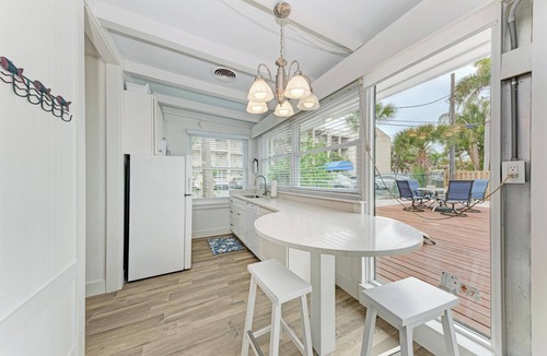 Sarasota Cottage | Mermaid for a Day | Your Lively Lido Beach Studio Retreat, Steps to Sand