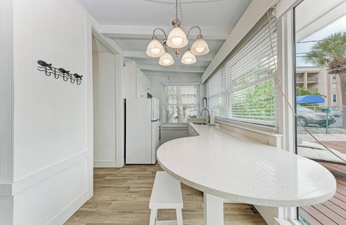 Sarasota Cottage | Mermaid for a Day | Your Lively Lido Beach Studio Retreat, Steps to Sand