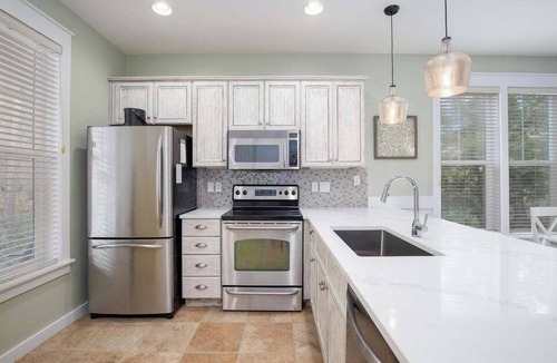 Laurel Grove House | Mermaid Manor - with 6-seater Golf Cart!