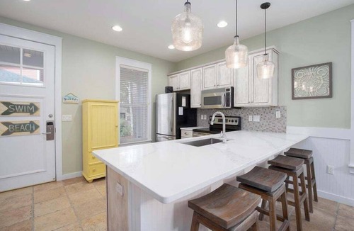 Laurel Grove House | Mermaid Manor - with 6-seater Golf Cart!