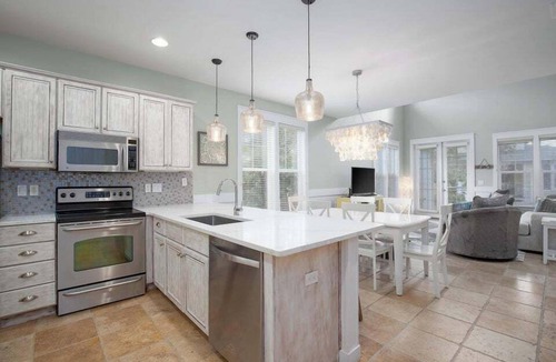 Laurel Grove House | Mermaid Manor - with 6-seater Golf Cart!
