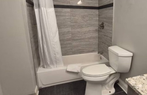 Merrillville Hotel | Merrillville Adventure Stay w/Free Parking, Candy Factory Tours & Mall Nearby
