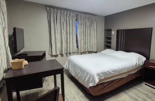 Merrillville Hotel | Merrillville Adventure Stay w/Free Parking, Candy Factory Tours & Mall Nearby