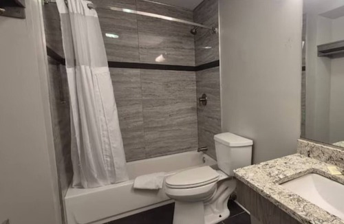 Merrillville Hotel | Merrillville Adventure Stay w/Free Parking, Candy Factory Tours & Mall Nearby