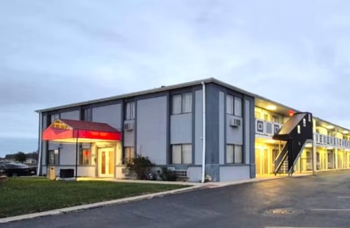 Merrillville Hotel | Merrillville Adventure Stay w/Free Parking, Candy Factory Tours & Mall Nearby