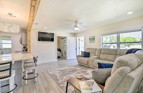 Hampton Homes House | Merritt Island Home w/Spa - 8 Mi to Cocoa Beach!