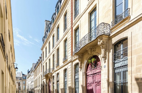 3rd Arrondissement Apartment | Merveil Signature Suite - Marais Braque