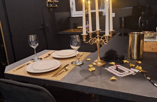 Miniac-Morvan Apartment | Mes petits secrets love room in Miniac-Morvan with private Jacuzzi