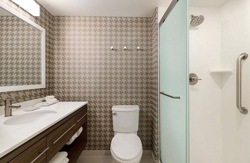 East Mesa Hotel | Mesa's Best-Kept Secret! 2 Spacious Units, Pool, Free Breakfast, Free Parking!