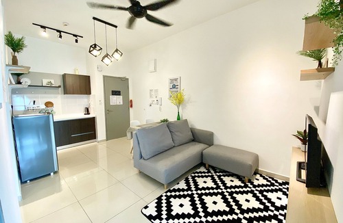 Nilai Condo | Mesahill Nilai cozy homestay beside mall ,near Airport KLIA & F1 Sepang [Wifi]