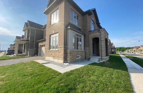 Mount Pleasant House | Mesmerizing 6 Bed 3.5 Bath Home - Open Concept Kitchen Living Dining & Parkings