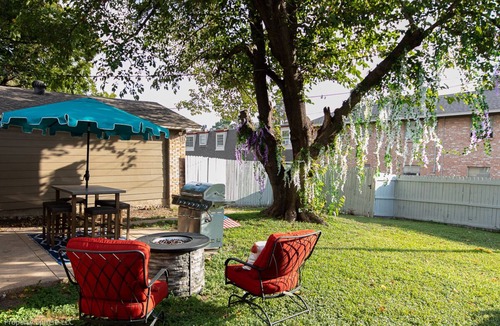 Mesquite House | Mesquite Manor Near Dallas Garage BBQ Yard