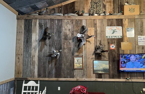 Harrisburg House | Metal Building Hunting Lodge CabinnSleeps 16 - Rustic