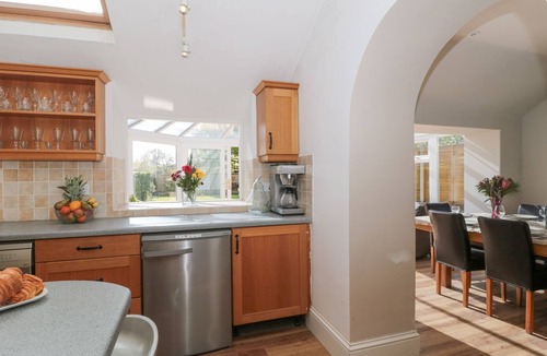 Compton Dundon Cottage | METCALFE HOUSE, pet friendly, with open fire in Compton Dundon