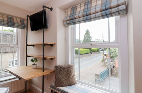 Compton Dundon Cottage | METCALFE HOUSE, pet friendly, with open fire in Compton Dundon