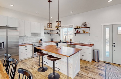 Pateros House | Methow River Ranch home with river access & beautiful deck - dog-friendly