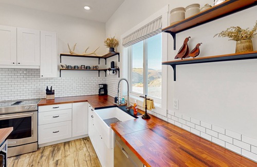 Pateros House | Methow River Ranch home with river access & beautiful deck - dog-friendly