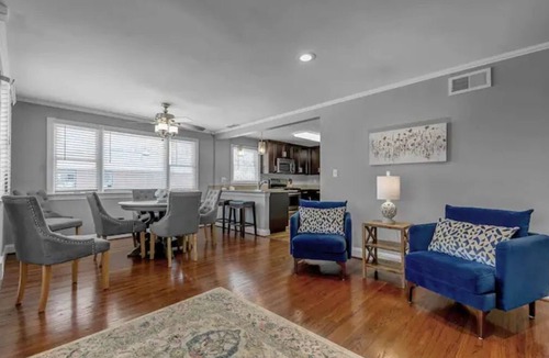 Clarence Apartment | Meticulous Main St Ranch 3 Bd Lux Apt Front Unit