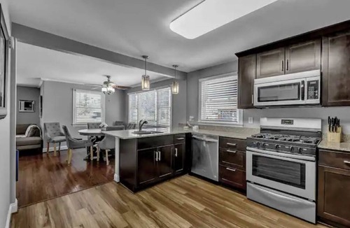 Clarence Apartment | Meticulous Main St Ranch 3 Bd Lux Apt Front Unit