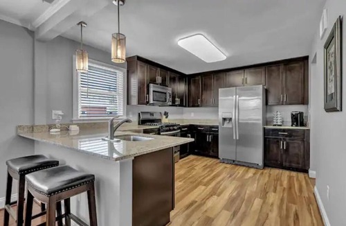 Clarence Apartment | Meticulous Main St Ranch 3 Bd Lux Apt Front Unit