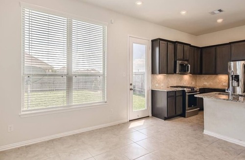 Richmond House | Meticulously-maintained 3-BR Townhouse w/ Backyard ~ Double-Story!