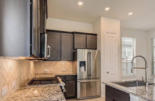 Richmond House | Meticulously-maintained 3-BR Townhouse w/ Backyard ~ Double-Story!