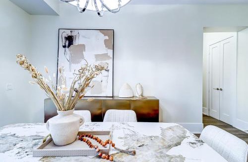 Toronto Entertainment District Apartment | Metropolis Loft - CN Tower