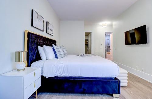 Toronto Entertainment District Apartment | Metropolis Loft - CN Tower