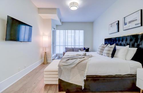 Toronto Entertainment District Apartment | Metropolis Loft - CN Tower