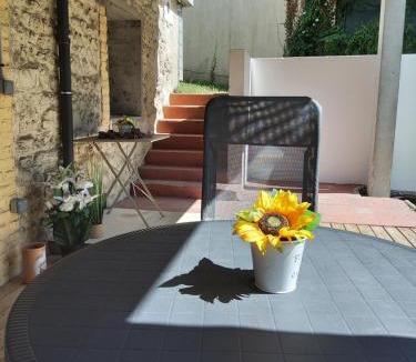 Sotteville-les-Rouen Apartment | Meublé avec cour