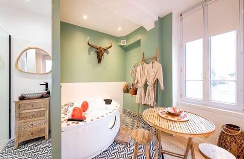 Nanteuil-les-Meaux Bed & Breakfast | Mexico Suite with Jacuzzi 15min Disney