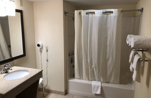 Monmouth Junction Hotel | MHO Inn & Suites