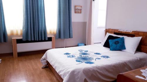 Victoriaville Hotel | MHotel Domaine l'Envolée- Maison Fleurie