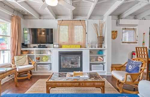 Crystal Beach Cottage | Mi Casa Es Su Casa - Air conditioning, Sleeping for 8, Dishwasher, Laundry