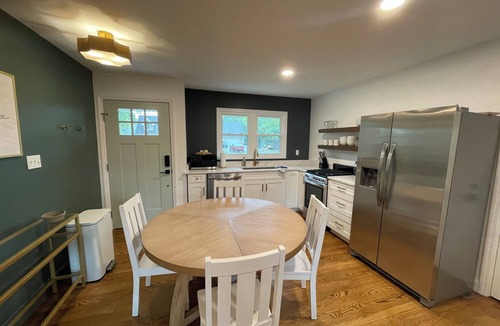 Upland House | mi casa es TU casa (Center)