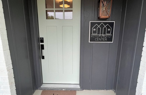 Upland House | mi casa es TU casa (Center)