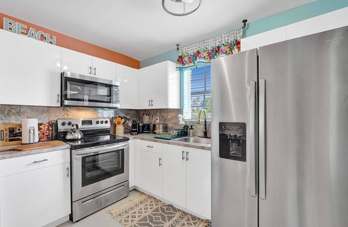 West Little River Apartment | Miami Art Deco Style Unit With Hot Tub