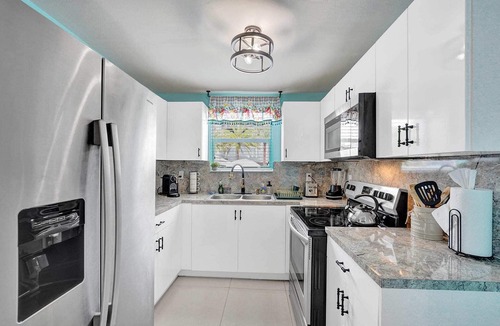 West Little River Apartment | Miami Art Deco Style Unit With Hot Tub