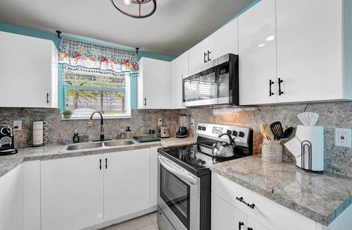 West Little River Apartment | Miami Art Deco Style Unit With Hot Tub