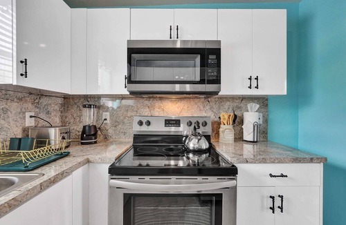 West Little River Apartment | Miami Art Deco Style Unit With Hot Tub