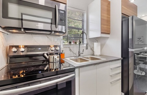 Liberty City Villa | Miami Deluxe⭐️ near Beach/Airport/Wynwood/Design District & Free gated Parking.